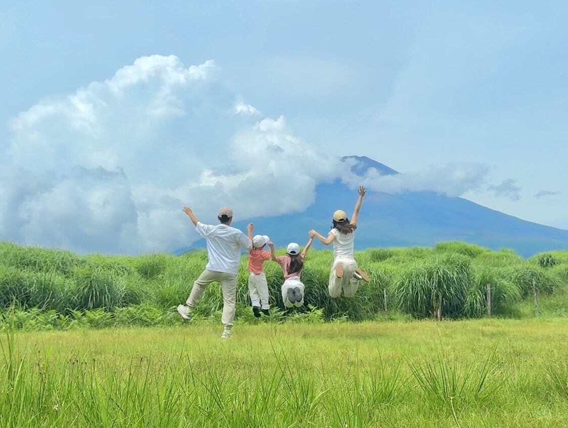 家族旅行を楽しむぽの夫婦と子どもたち